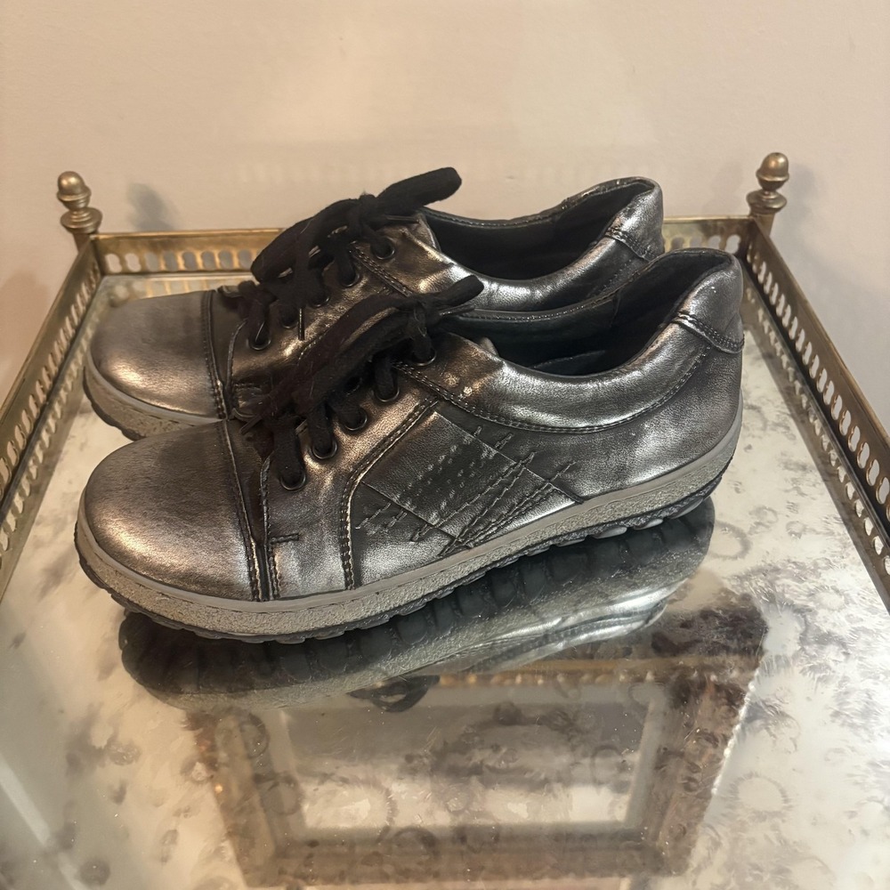 V Italia Shoes Womens Size 39 EU Silver Metallic Lace Up Comfort Casual Sneakers